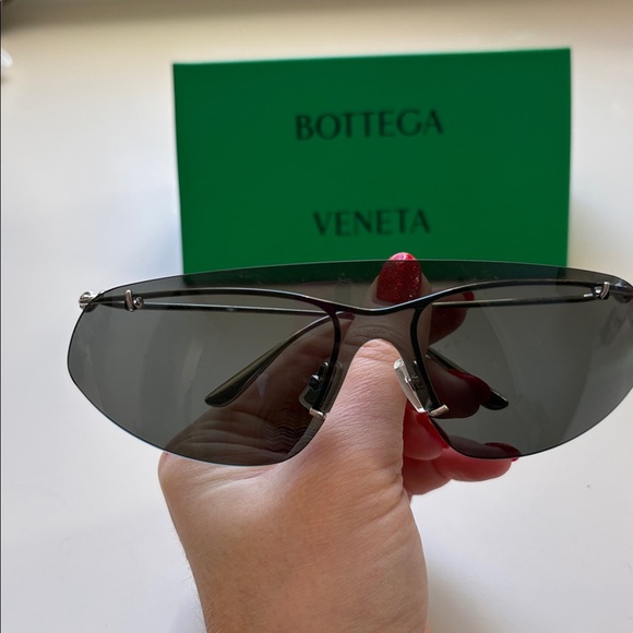 New Bottega Veneta sunglasses main image 5